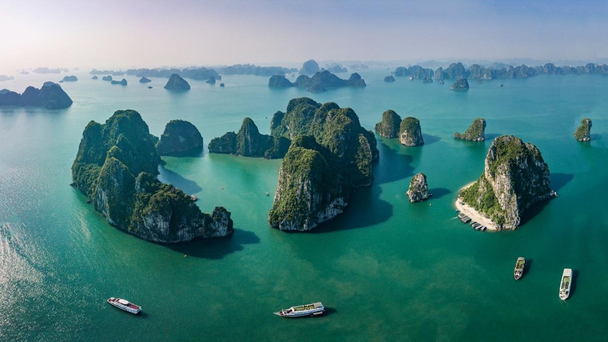 Wonder Bay Cruise Halong Bay 1 Day (Less people – Limousine transfer & luxury ship – Buffet lunch – More privacy)