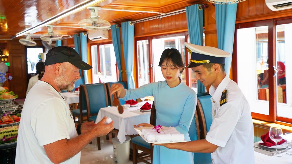 Wonder Bay Cruise Halong Bay 1 Day (Less people – Limousine transfer & luxury ship – Buffet lunch – More privacy)