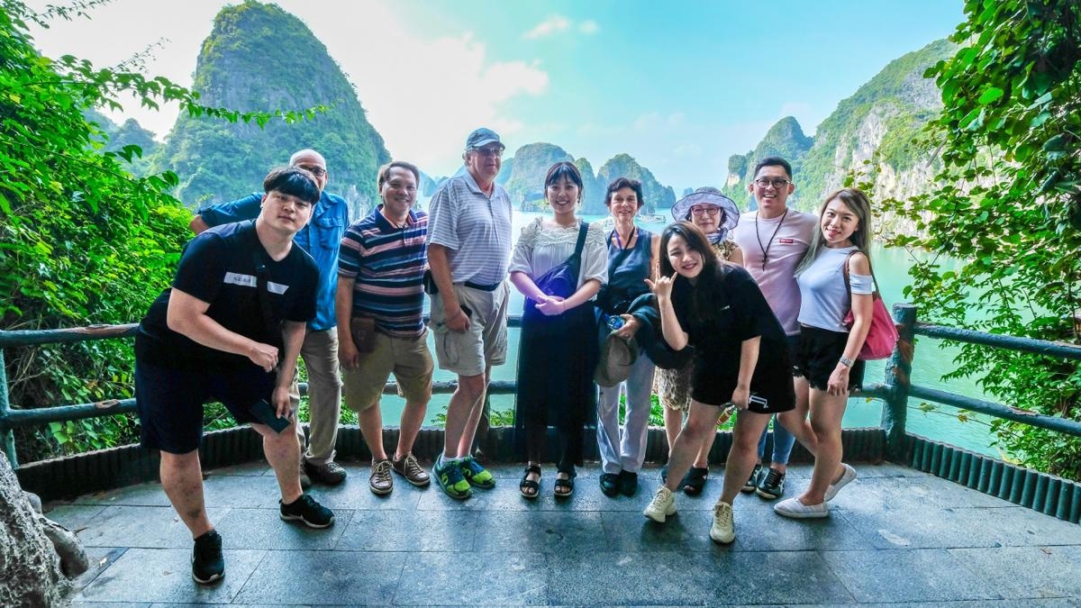 Wonder Bay Cruise Halong Bay 1 Day (Less people – Limousine transfer & luxury ship – Buffet lunch – More privacy)