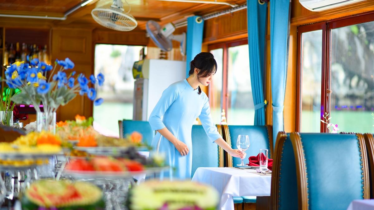 Wonder Bay Cruise Halong Bay 1 Day (Less people – Limousine transfer & luxury ship – Buffet lunch – More privacy)