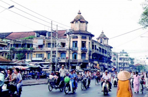 HO CHI MINH CITY & CU CHI TUNNEL FULL DAY SMALL GROUP TOUR