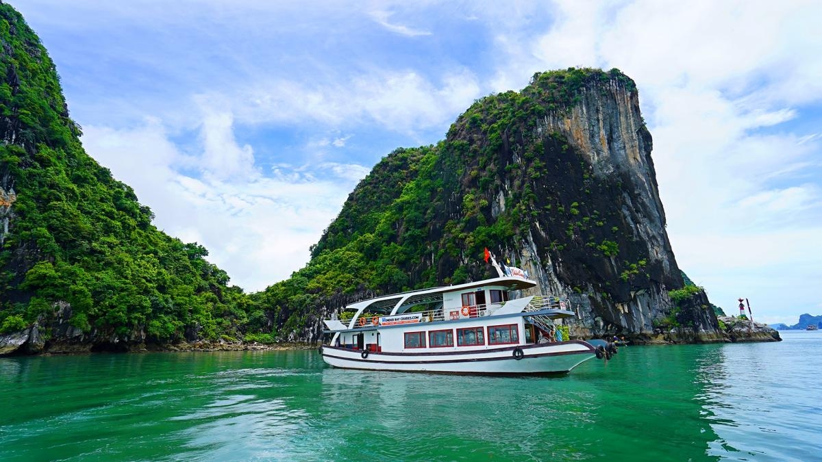 Wonder Bay Cruise Halong Bay 1 Day (Less people – Limousine transfer & luxury ship – Buffet lunch – More privacy)