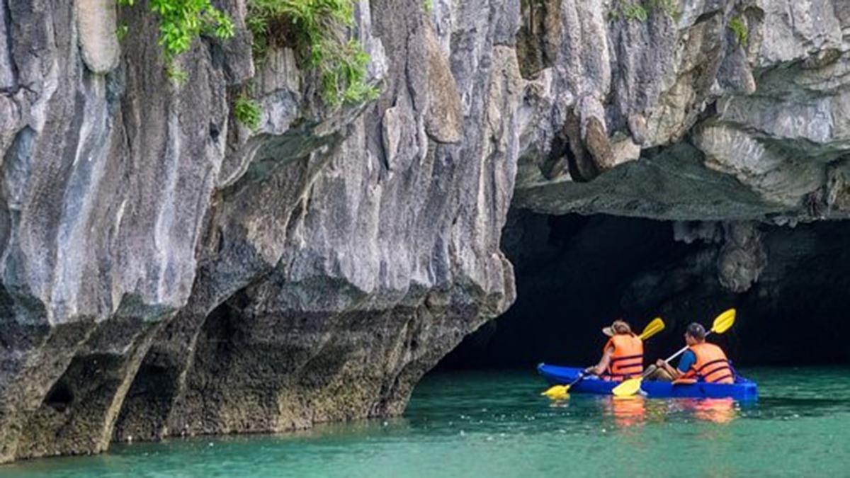 Wonder Bay Cruise Halong Bay 1 Day (Less people – Limousine transfer & luxury ship – Buffet lunch – More privacy)