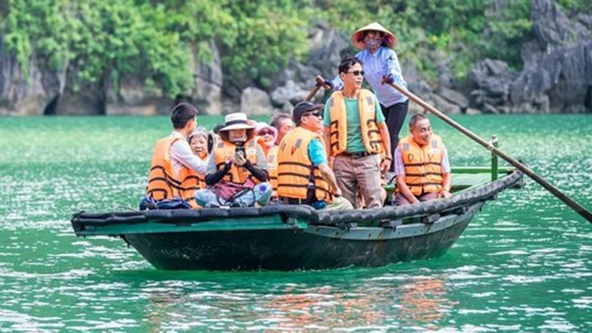 Wonder Bay Cruise Halong Bay 1 Day (Less people – Limousine transfer & luxury ship – Buffet lunch – More privacy)