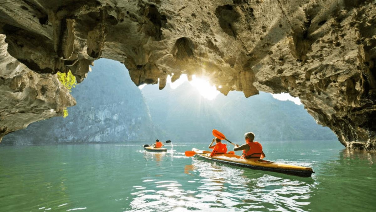 Wonder Bay Cruise Halong Bay 1 Day (Less people – Limousine transfer & luxury ship – Buffet lunch – More privacy)