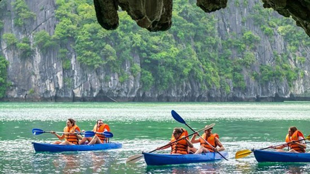 Wonder Bay Cruise Halong Bay 1 Day (Less people – Limousine transfer & luxury ship – Buffet lunch – More privacy)