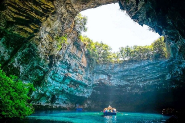 HUE TO PARADISE CAVE TOUR BY BIG GROUP TOUR