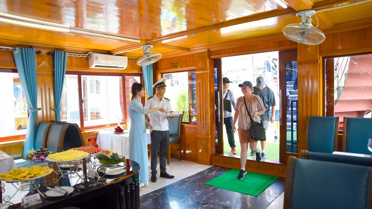 Wonder Bay Cruise Halong Bay 1 Day (Less people – Limousine transfer & luxury ship – Buffet lunch – More privacy)