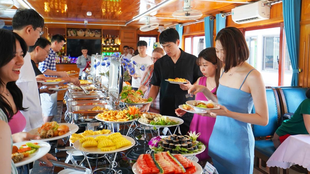 Wonder Bay Cruise Halong Bay 1 Day (Less people – Limousine transfer & luxury ship – Buffet lunch – More privacy)