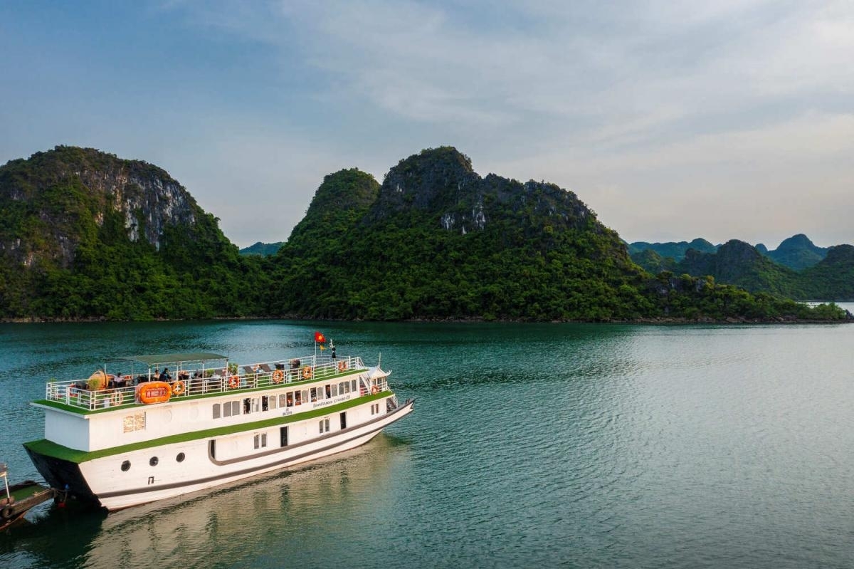 HA LONG BAY 2 DAYS 1 NIGHT ON BOAT WITH FANTASEA CRUISE